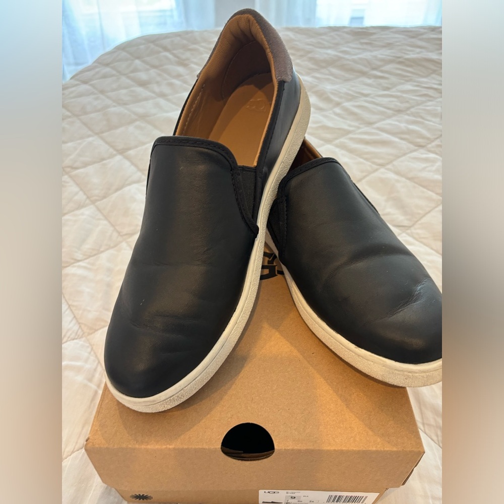 UGG SLIP ON BLACK LEATHER SNEAKERS